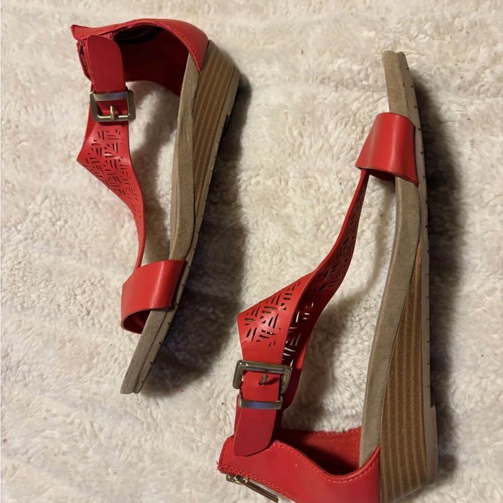 Kenneth Cole Reaction T-Strap City Red Wedge Sandals Size 6.5